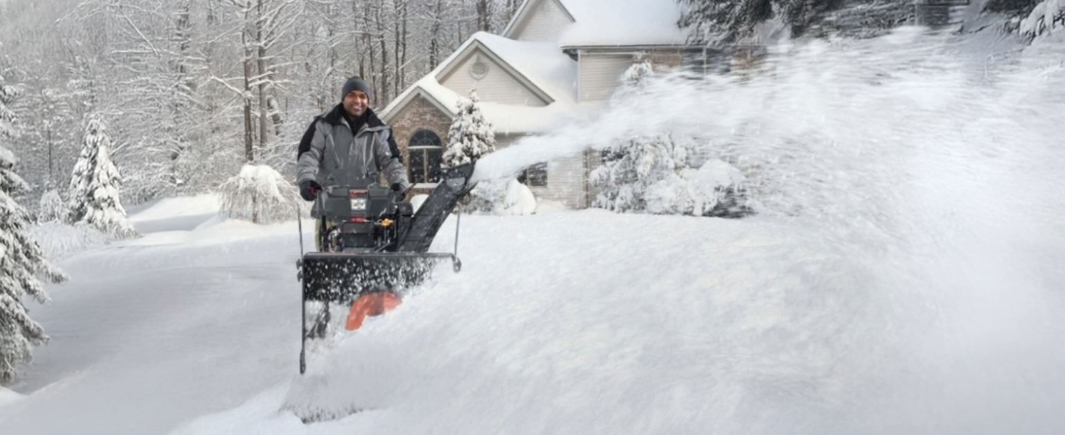 Homme avec une souffleuse à neige'=